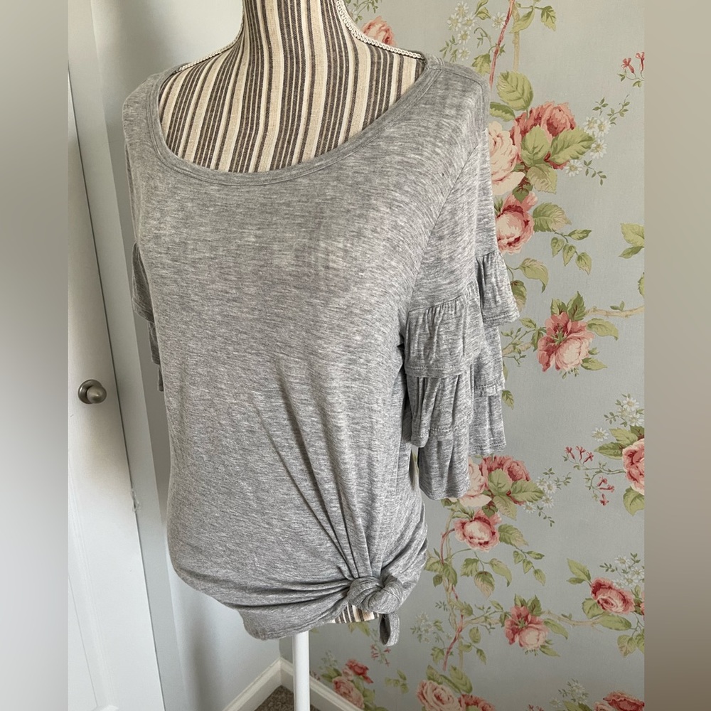 Cute tunic with ruffle sleeves